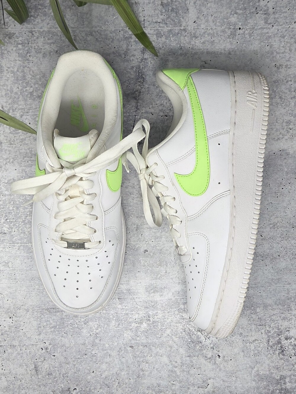 Nike Air Force 1 '07 White Sneakers Lime Neon Green Swoosh Size 9 Sporty AF1